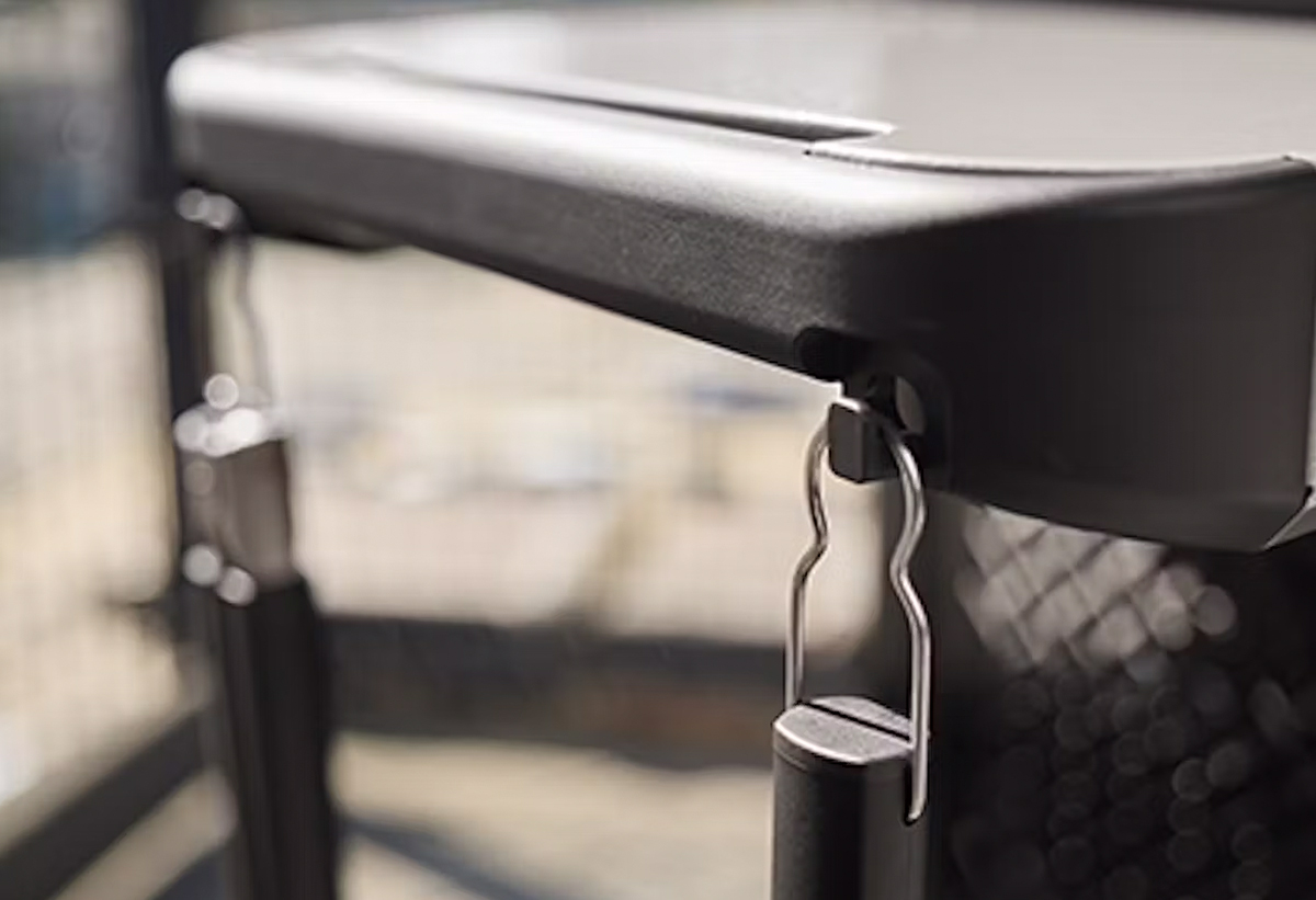 Απεικονίζεται κοντινό των γάντζων εργαλείων